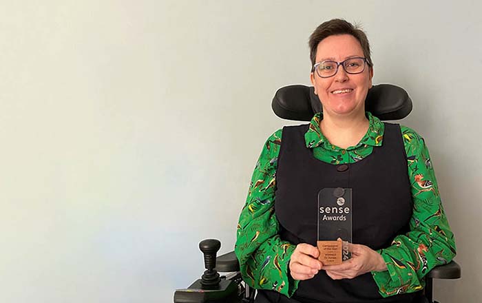 Dr Aimee Grant with her Sense award. ©Dr Grant.