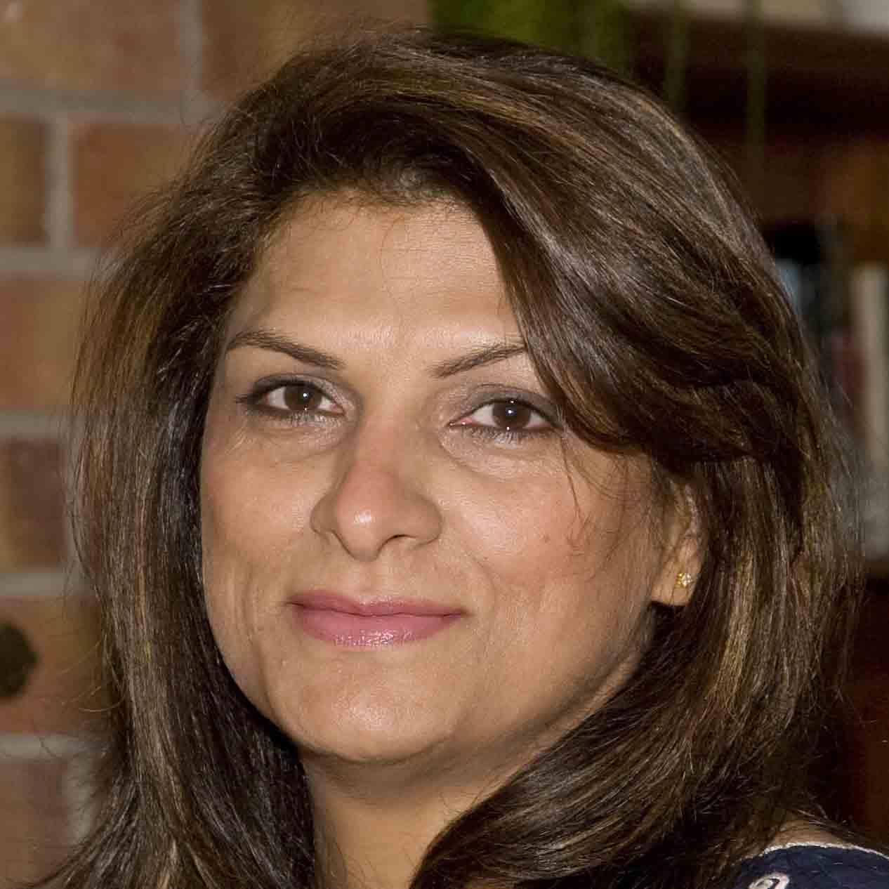 Llun proffil o Dr Adila Khan